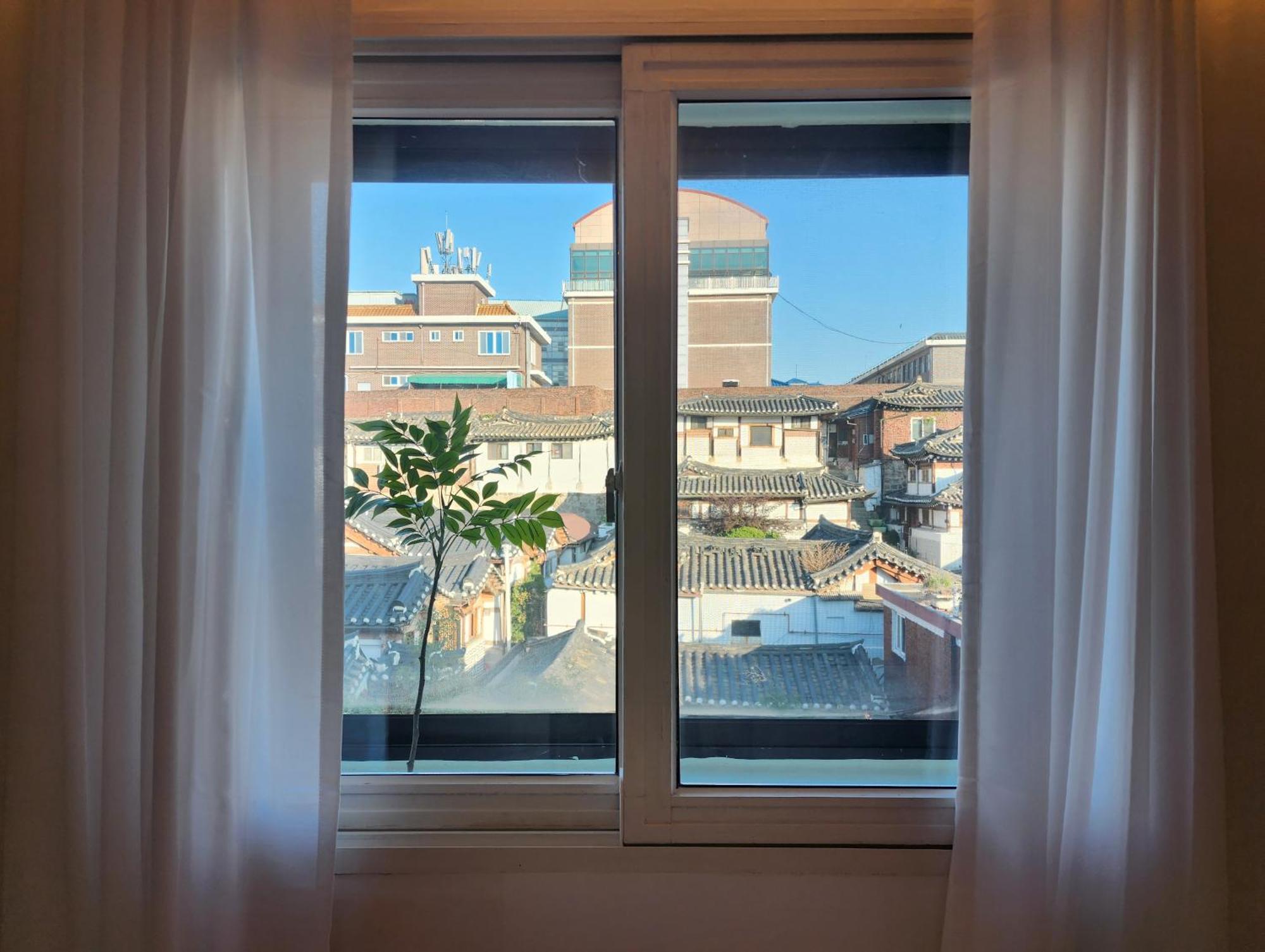 Gyedong Byeolchae, Bukchon Hanok Village & Namsan Tower View Warm Morning Sunshine Tranquil Rest Apartment *