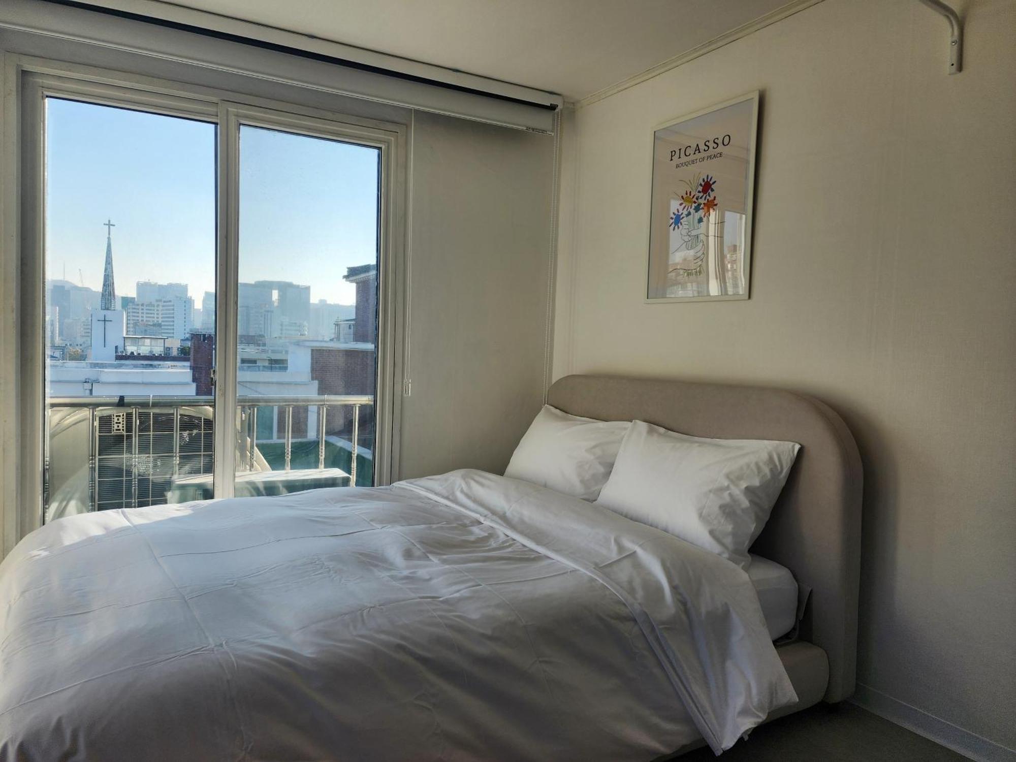 Gyedong Byeolchae, Bukchon Hanok Village & Namsan Tower View Warm Morning Sunshine Tranquil Rest Appartement Séoul