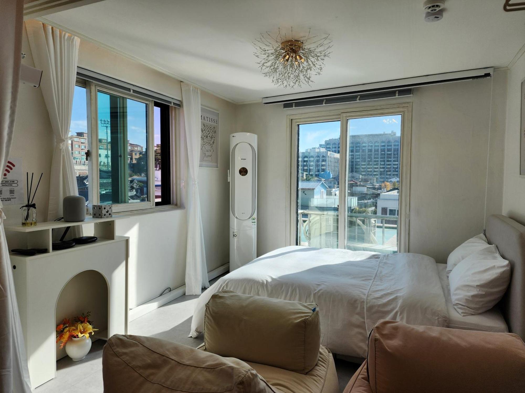 Gyedong Byeolchae, Bukchon Hanok Village & Namsan Tower View Warm Morning Sunshine Tranquil Rest