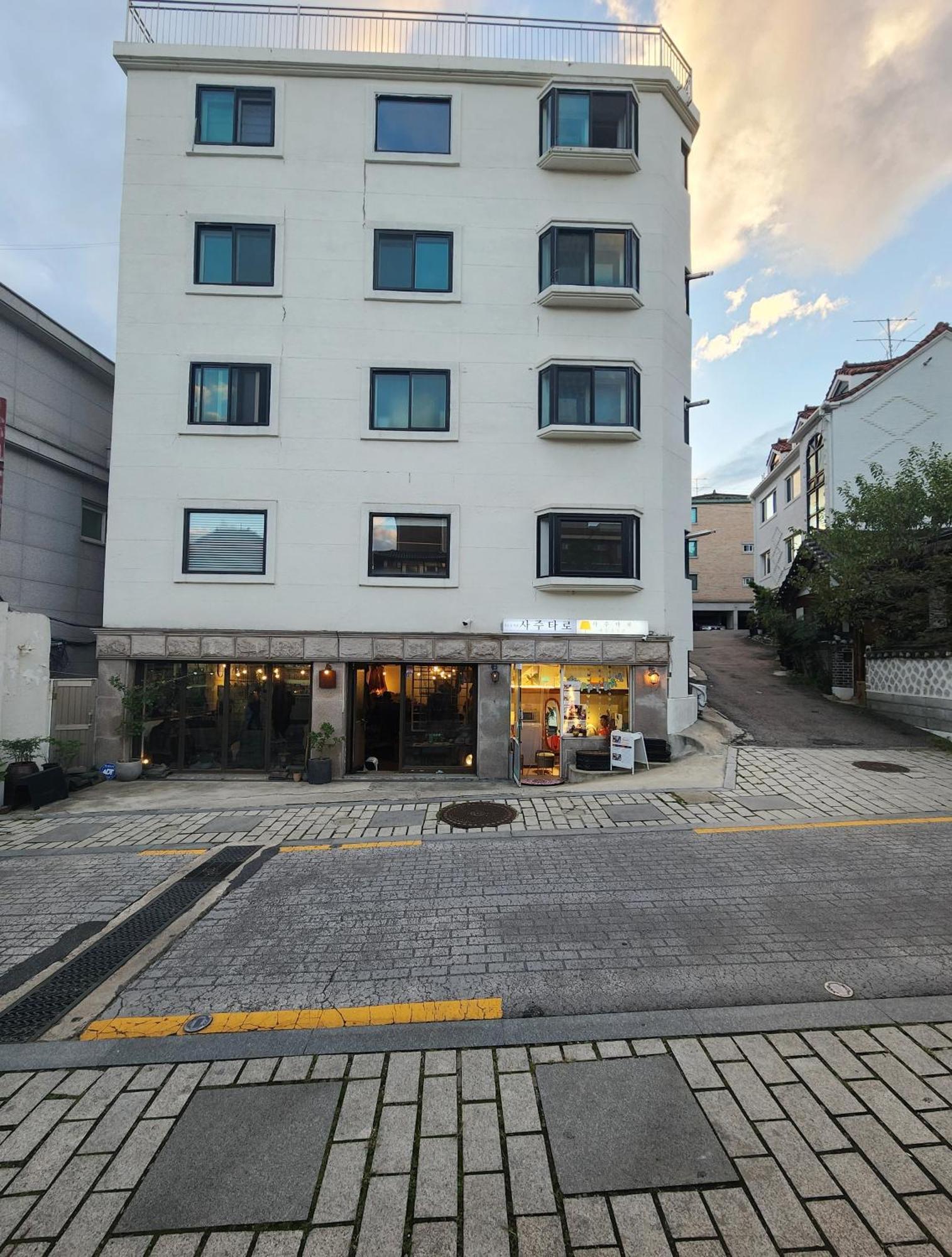 Gyedong Byeolchae, Bukchon Hanok Village & Namsan Tower View Warm Morning Sunshine Tranquil Rest Apartment *