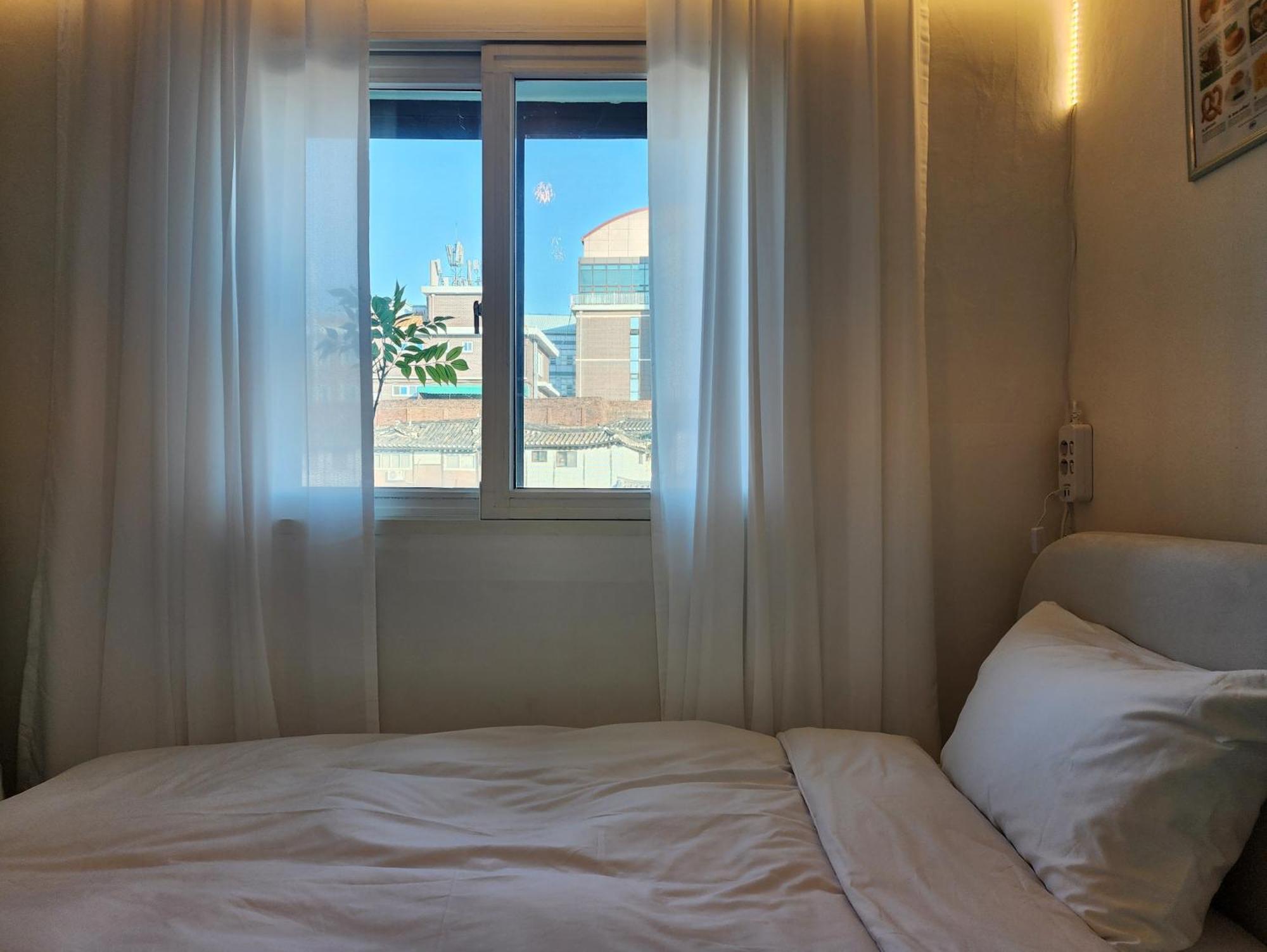 Gyedong Byeolchae, Bukchon Hanok Village & Namsan Tower View Warm Morning Sunshine Tranquil Rest Appartement Séoul