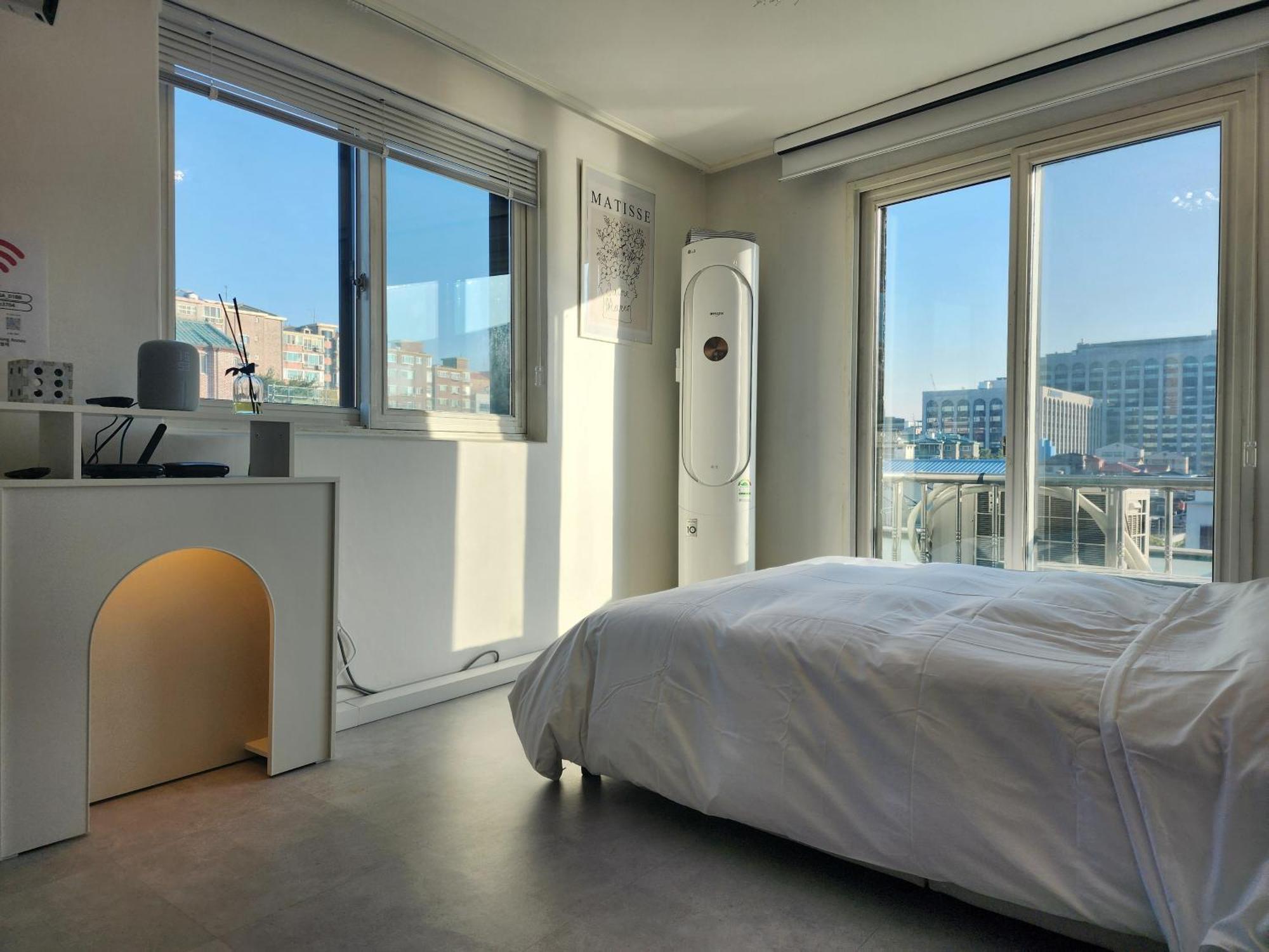 Gyedong Byeolchae, Bukchon Hanok Village & Namsan Tower View Warm Morning Sunshine Tranquil Rest Appartement Séoul