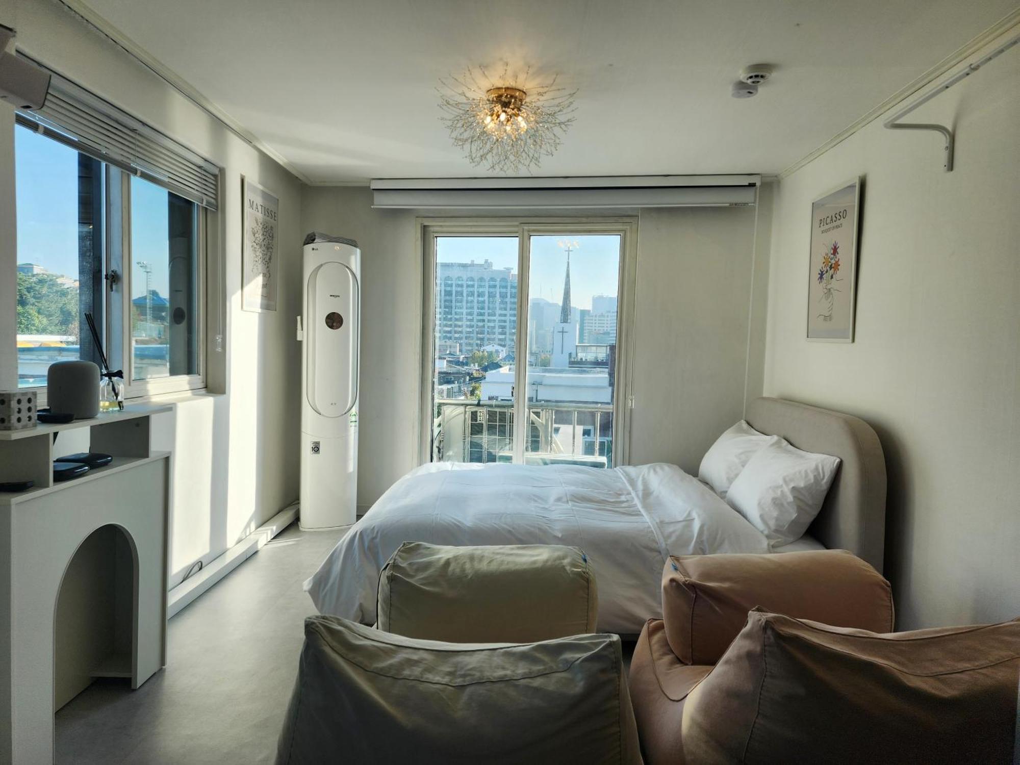 Gyedong Byeolchae, Bukchon Hanok Village & Namsan Tower View Warm Morning Sunshine Tranquil Rest