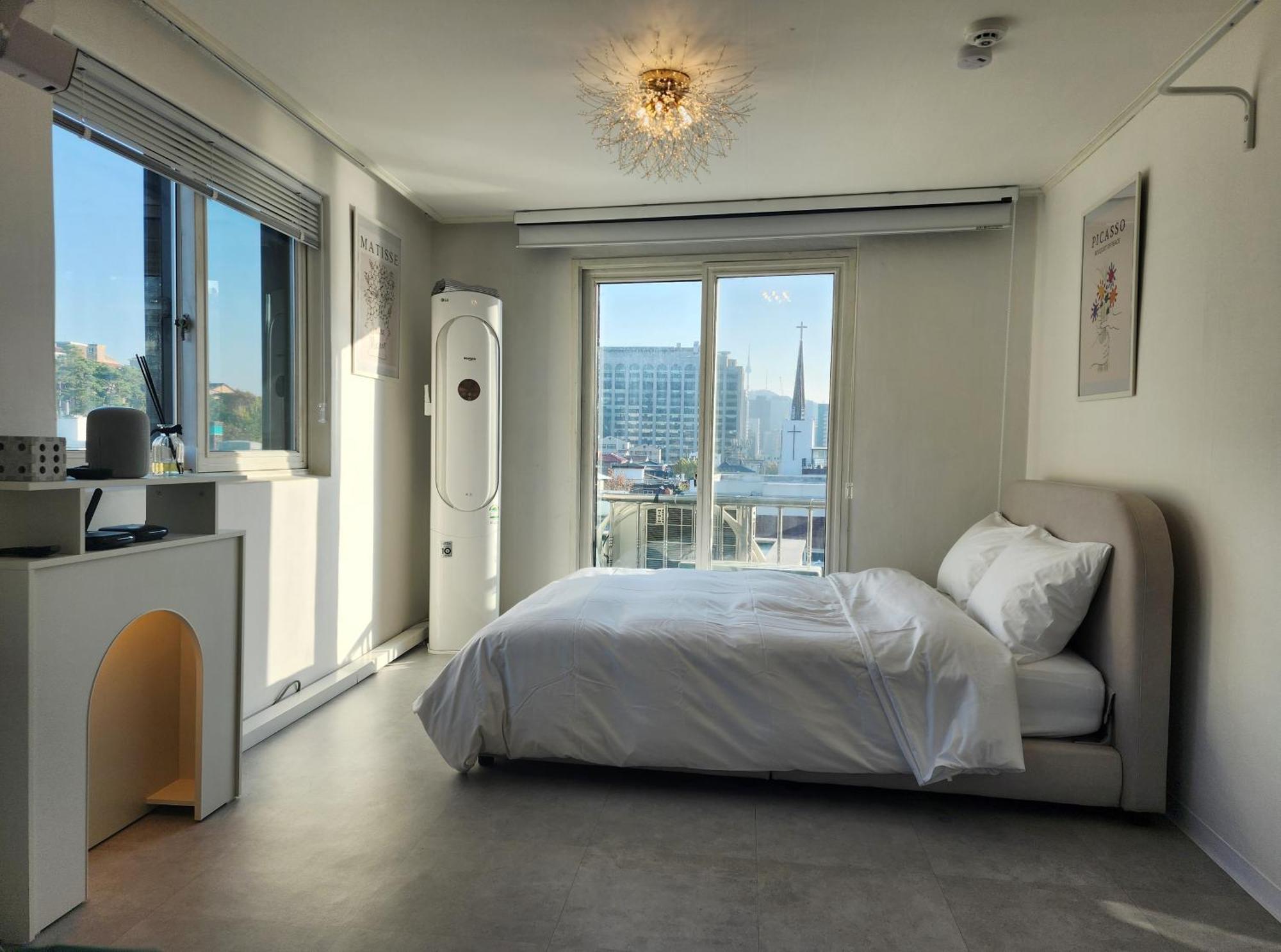Gyedong Byeolchae, Bukchon Hanok Village & Namsan Tower View Warm Morning Sunshine Tranquil Rest Apartment *