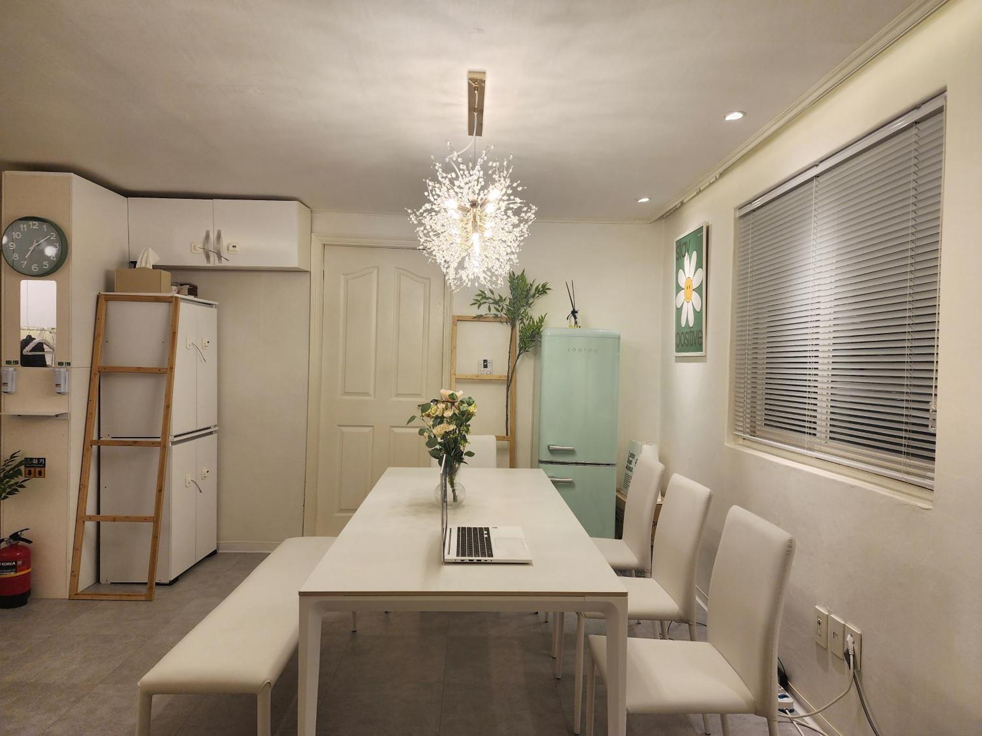 Apartment Gyedong Byeolchae, Bukchon Hanok Village & Namsan Tower View Warm Morning Sunshine Tranquil Rest *