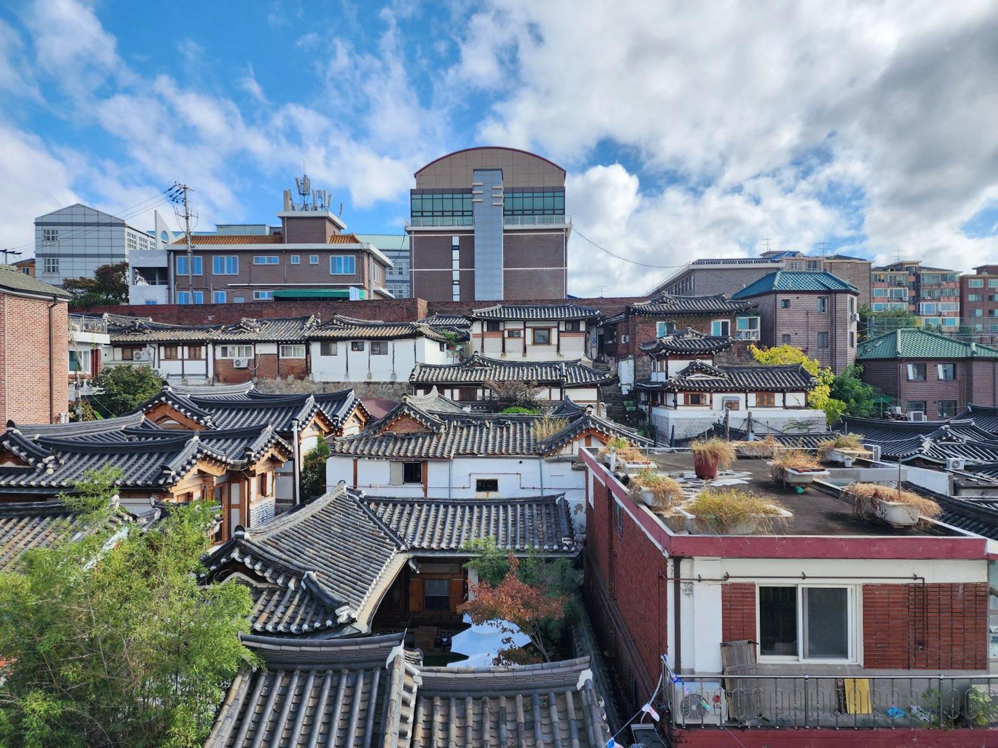 Gyedong Byeolchae, Bukchon Hanok Village & Namsan Tower View Warm Morning Sunshine Tranquil Rest Apartment