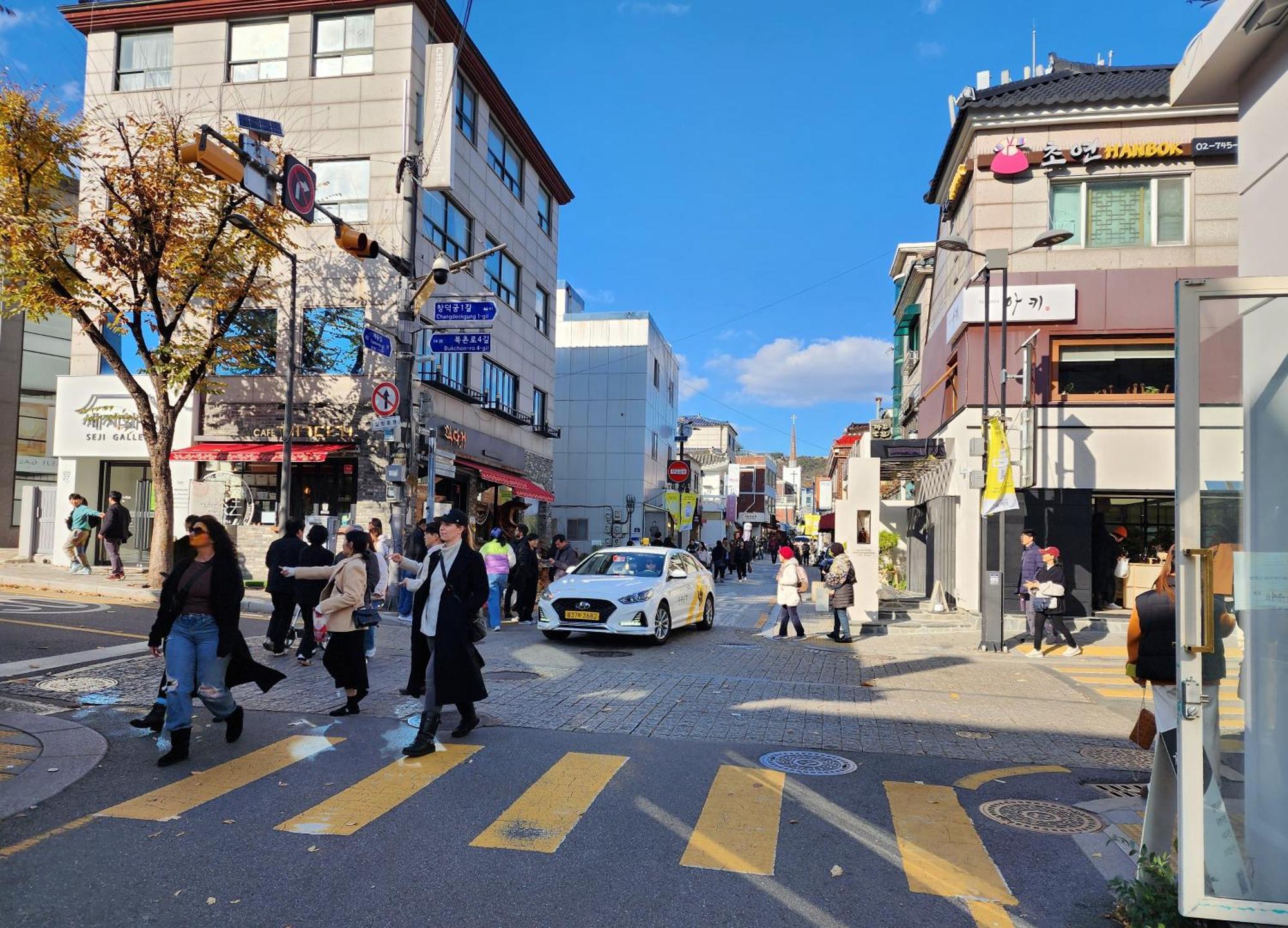 Gyedong Byeolchae, Bukchon Hanok Village & Namsan Tower View Warm Morning Sunshine Tranquil Rest