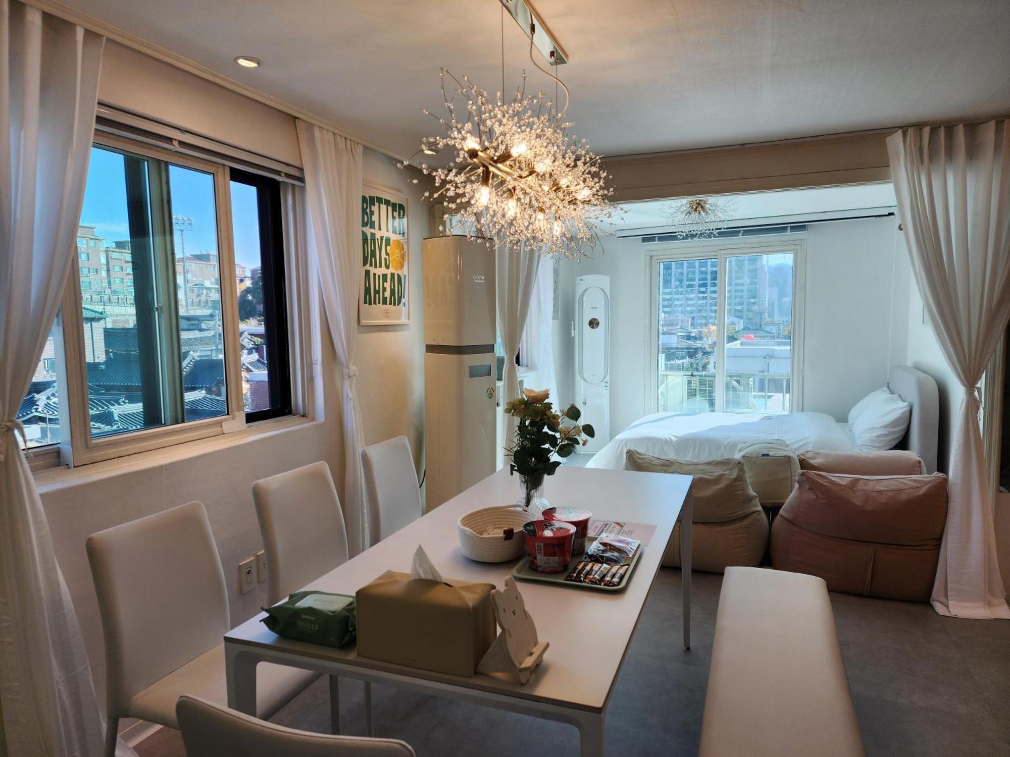 Gyedong Byeolchae, Bukchon Hanok Village & Namsan Tower View Warm Morning Sunshine Tranquil Rest Apartment *