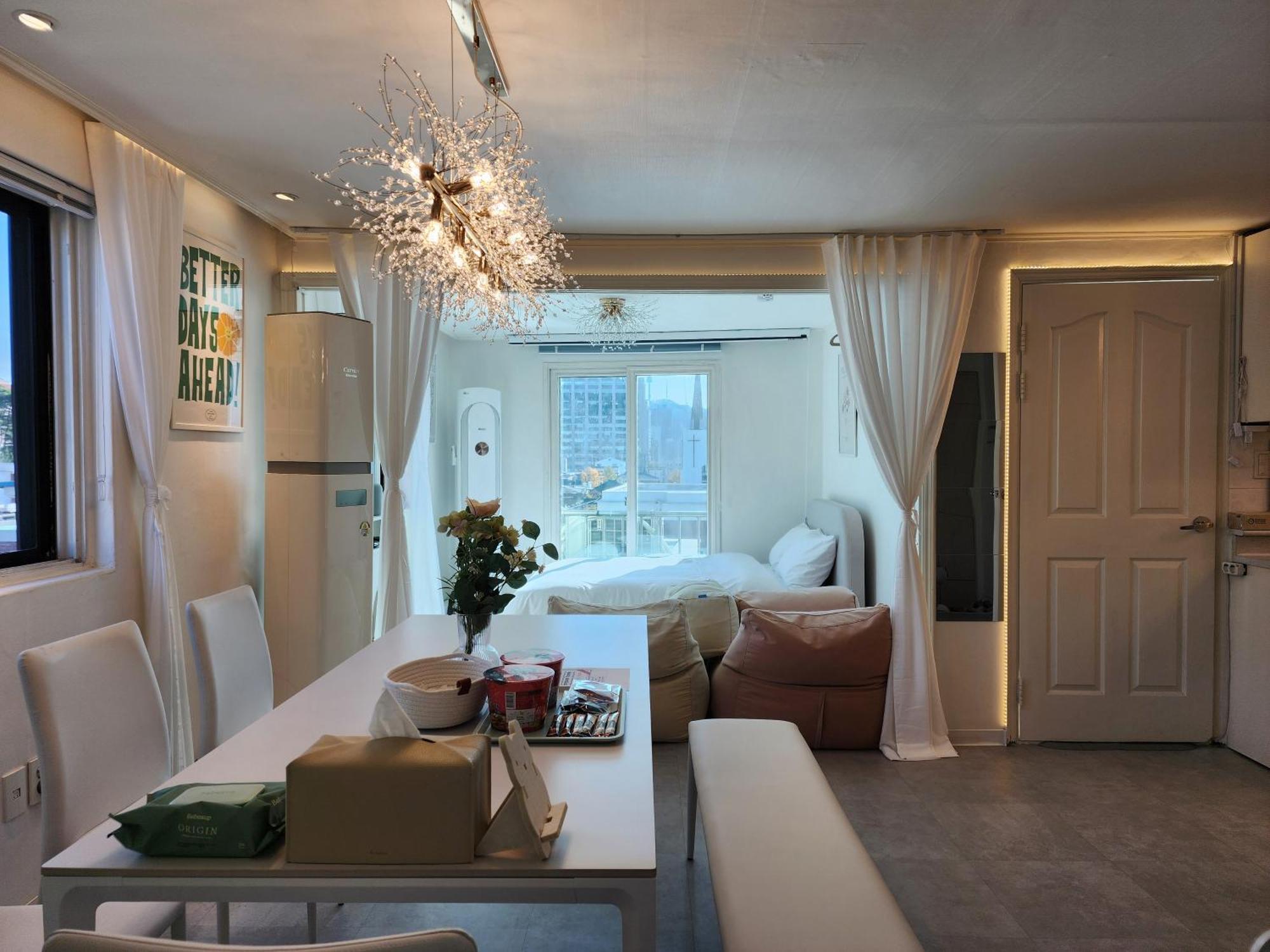 Apartment Gyedong Byeolchae, Bukchon Hanok Village & Namsan Tower View Warm Morning Sunshine Tranquil Rest *