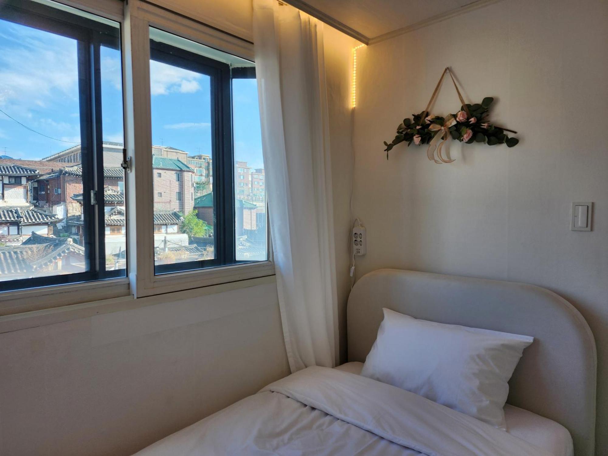 Gyedong Byeolchae, Bukchon Hanok Village & Namsan Tower View Warm Morning Sunshine Tranquil Rest Apartment